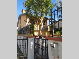 Casa Indipendente in Vendita a Peccioli, zona Ghizzano, 310'000€, 275 m², arredato, con Box