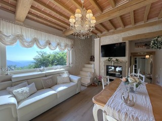 Casa Indipendente in Vendita a Camaiore, zona Metato, 500'000&euro;, 80 m², con Box