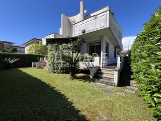 Villa in Vendita a Massa, zona Ronchi, 649'000€, 270 m², arredato