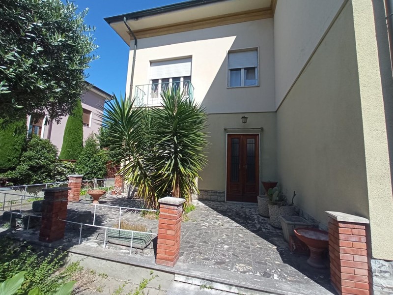 Casa Indipendente in Vendita a Fucecchio, 250'000€, 150 m², con Box