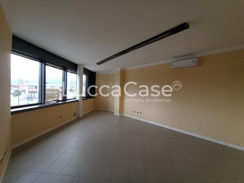 Ufficio in Affitto a Capannori, 550€, 61 m²