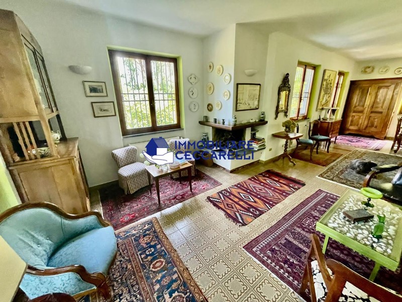 Villa bifamiliare in Vendita a Massa, zona Ronchi, 630'000€, 210 m², arredato, con Box
