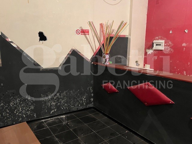 Negozio in Affitto a Napoli, 1'900€, 235 m²
