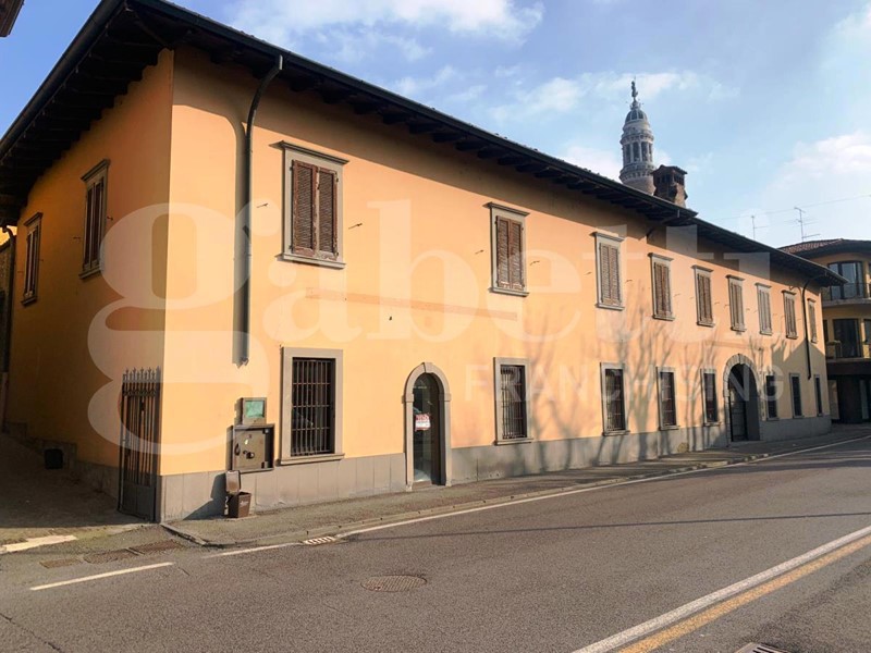Negozio in Vendita a Palazzolo sull'Oglio, 800'000€, 1179 m²