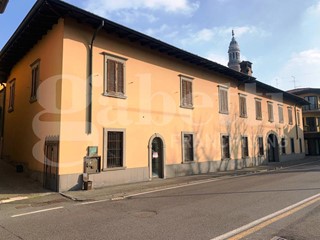 Negozio in Vendita a Palazzolo sull'Oglio, 800'000€, 1179 m²