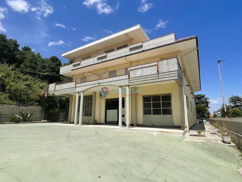Appartamento in Vendita a Pineto, 370'000€, 250 m²