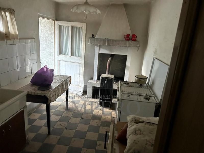 Appartamento in Vendita a Ventimiglia, zona Calvo, 50'000€, 100 m²