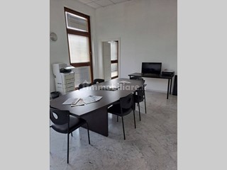 Ufficio in Affitto a Santo Stefano di Magra, 800€, 100 m²