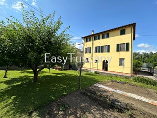 Casa Indipendente in Vendita a Lucca, 410'000€, 300 m², con Box