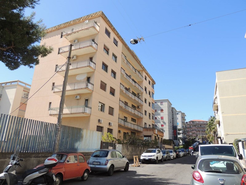 Quadrilocale in Affitto a Catania, zona Zona Ambasciatori - Via E. D'Angiò, 900€, 120 m²