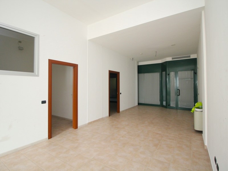 Ufficio in Vendita a Parabiago, 125'000€, 88 m², arredato