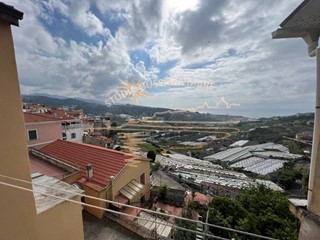Appartamento in Vendita a Sanremo, zona Poggio, 95'000€, 70 m²