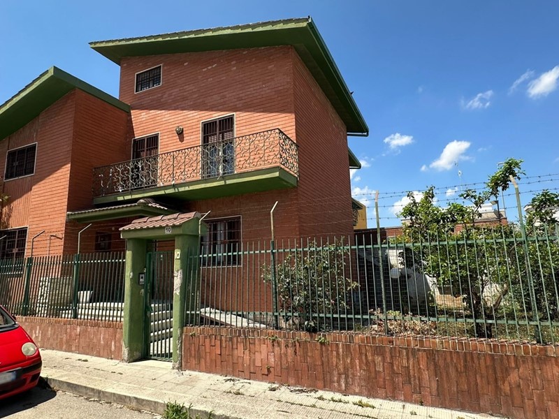 Casa Indipendente in Vendita a Adelfia, 330'000€, 585 m²