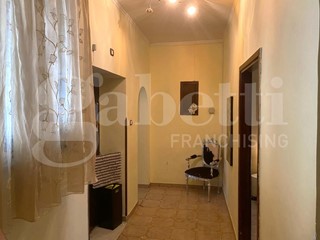Trilocale in Vendita a Napoli, 150'000€, 107 m²