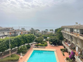Quadrilocale in Vendita a Aci Castello, 360'000€, 150 m²