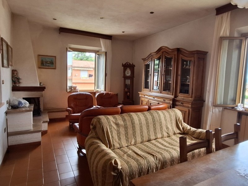 Appartamento in Vendita a Rapolano Terme, zona Serre Di Rapolano, 120'000€, 105 m², con Box