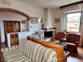 Appartamento in Vendita a Rapolano Terme, zona Serre Di Rapolano, 120'000€, 105 m², con Box