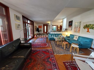 Villa in Vendita a Pontedera, 650'000€, 410 m², arredato, con Box