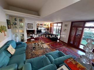Villa bifamiliare in Vendita a Pontedera, 400'000€, 220 m², arredato, con Box