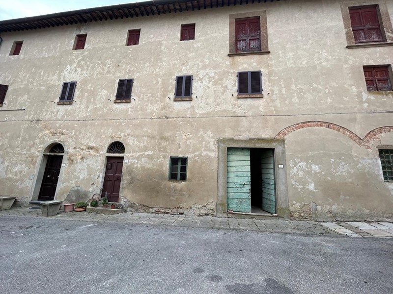 Appartamento in Vendita a Peccioli, 250'000€, 700 m²