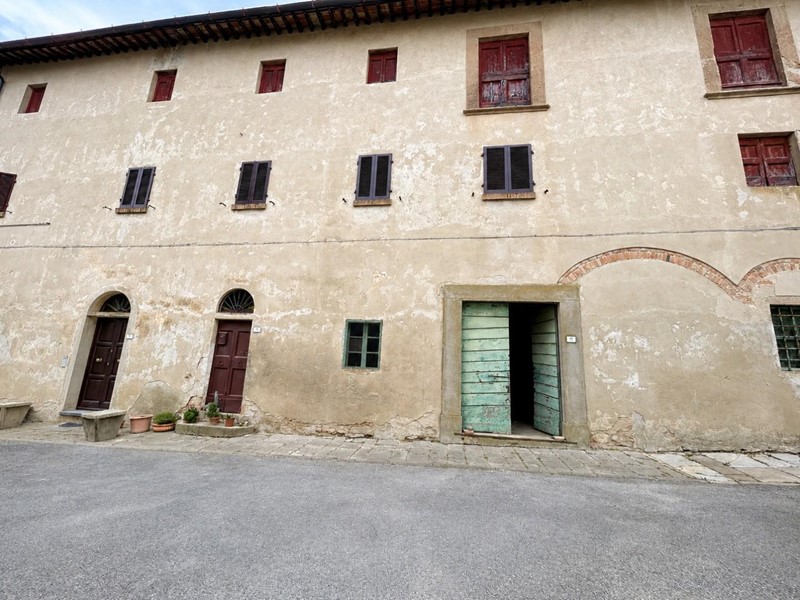 Appartamento in Vendita a Peccioli, zona Montelopio, 250'000&euro;, 700 m²