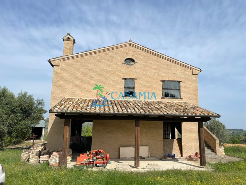 Casa Indipendente in Vendita a Cupra Marittima, 395'000€, 510 m², con Box