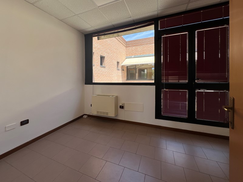 Ufficio in Vendita a Reggio Emilia, zona Tribunale, 108'000€, 79 m²