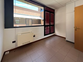 Ufficio in Vendita a Reggio Emilia, zona Tribunale, 108'000€, 79 m²
