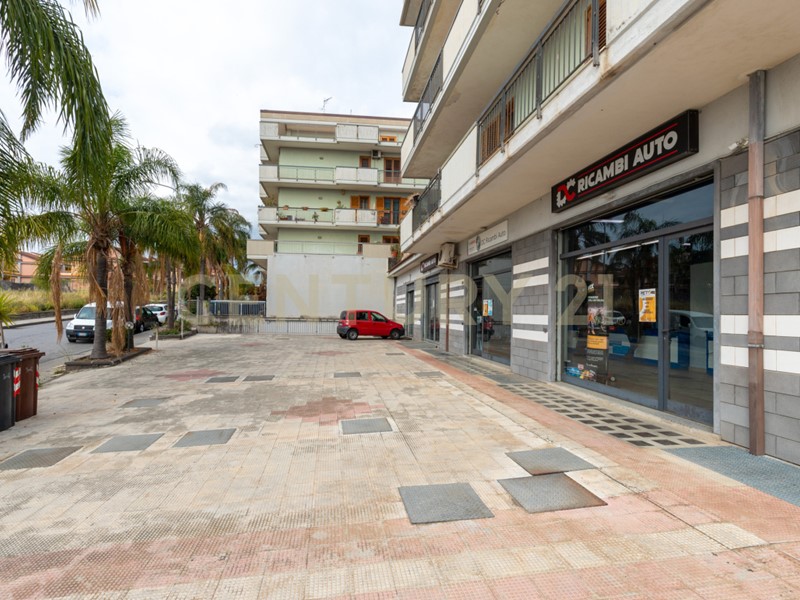 Attività commerciale in Vendita a Giarre, 280'000€, 538 m²