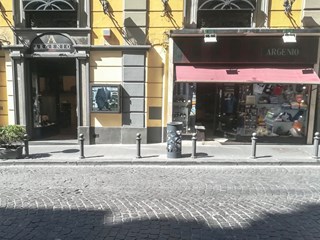 Immobile commerciale in Vendita a Napoli, zona Chiaia, 400'000€, 130 m²
