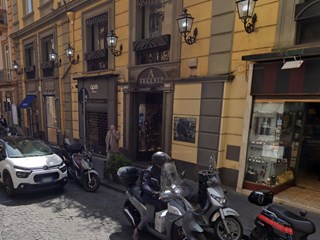 Immobile commerciale in Vendita a Napoli, zona Chiaia, 110'000€, 30 m²