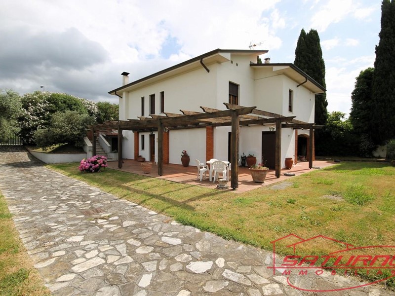 Villa in Vendita a Capannori, zona Marlia, 395'000€, 230 m²