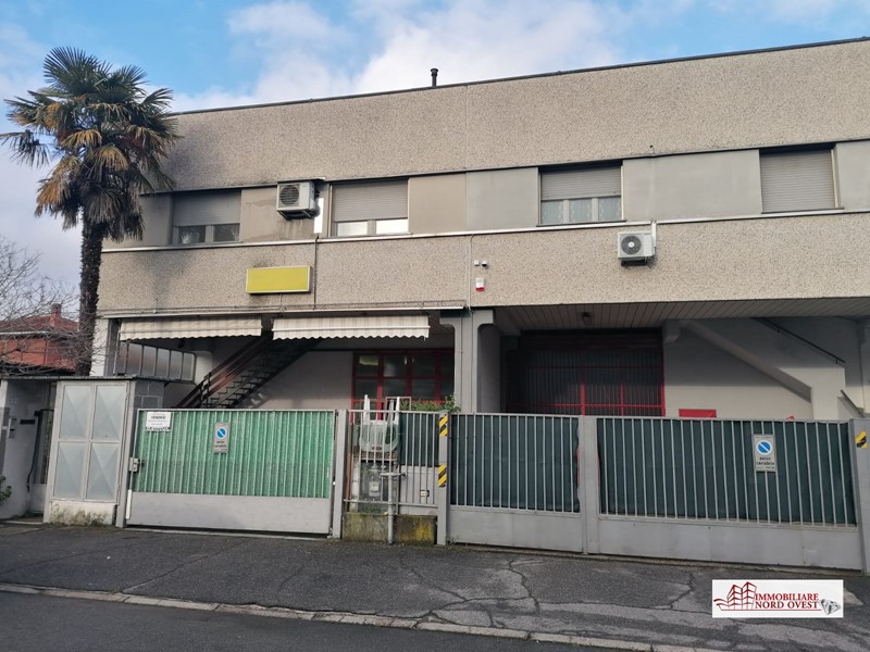 Capannone in Vendita a Cornaredo, 465'000€, 430 m²