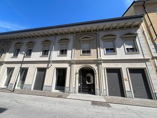 Attività commerciale in Affitto a Seregno, 2'000€, 150 m²