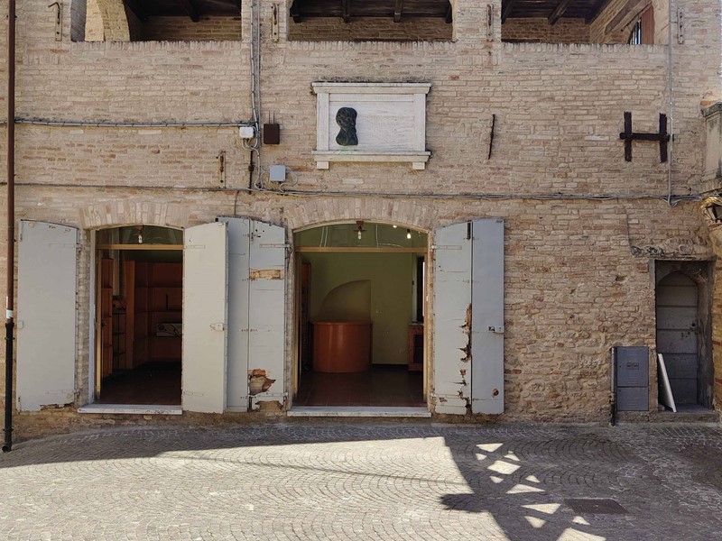 Immobile commerciale in Vendita a Acquaviva Picena, zona Centro storico, 100'000€, 75 m²