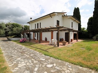 Villa in Vendita a Capannori, zona Marlia, 395'000€, 230 m²