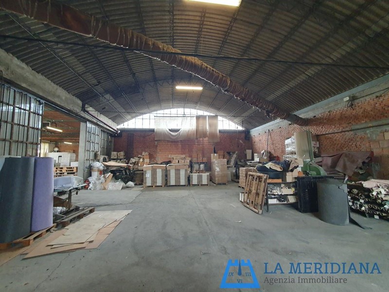 Capannone in Vendita a Larciano, 160'000€, 350 m²