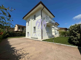 Villa bifamiliare in Vendita a Pietrasanta, zona Tonfano, 1'250'000€, 237 m², arredato