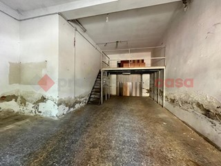 Magazzino in Affitto a Arezzo, 400€, 52 m²