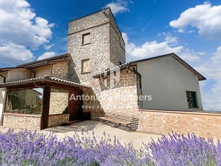 Casa Indipendente in Vendita a Todi, 419'000€, 330 m², con Box
