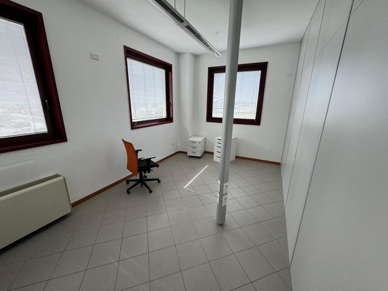 Ufficio in Affitto a Anzola dell'Emilia, zona Ponte Samoggia, 1'100€, 165 m²
