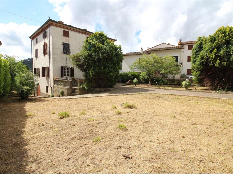 Villa in Vendita a Capannori, 400'000€, 330 m²
