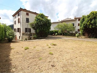 Villa in Vendita a Capannori, 400'000€, 330 m²