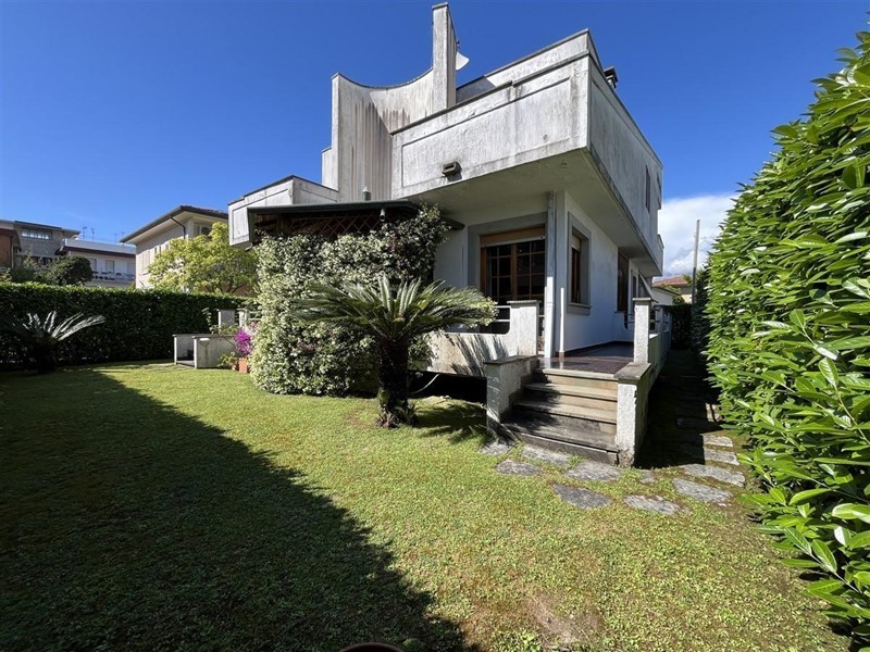 Villa in Vendita a Massa, zona Ronchi, 680'000€, 270 m²