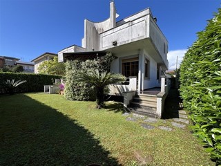 Villa in Vendita a Massa, zona Ronchi, 680'000€, 270 m²