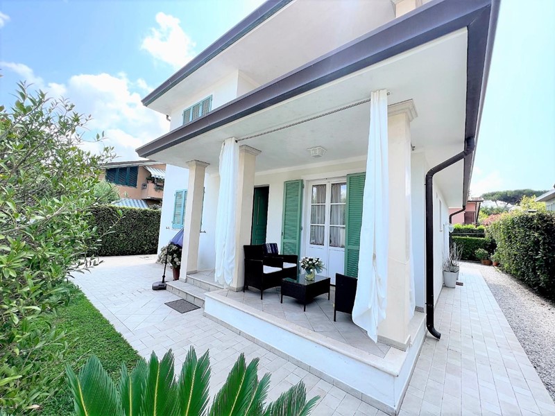Villa in Vendita a Pietrasanta, zona Marina di Pietrasanta, 1'090'000€, 150 m²