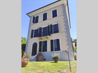 Villa in Vendita a Carrara, 980'000€, 400 m², con Box