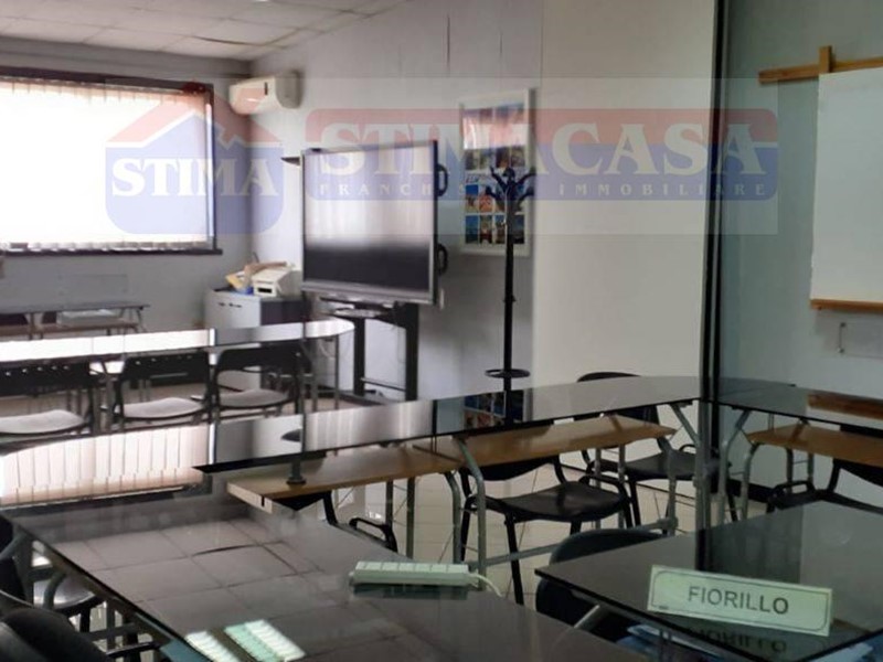 Ufficio in Affitto a Casoria, 1'200€, 120 m²