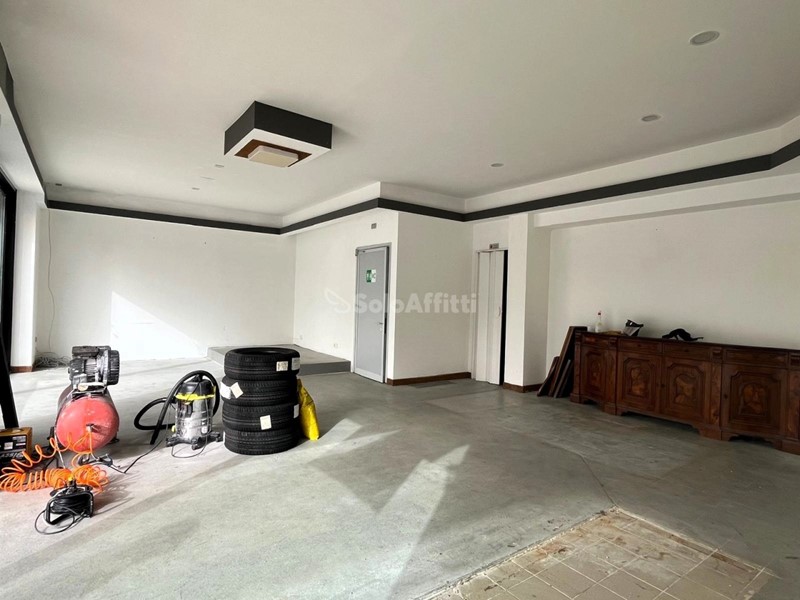 Capannone in Affitto a Trecastelli, zona Ponte Rio, 550€, 90 m²