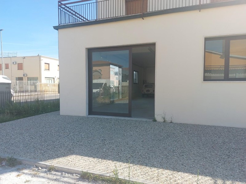 Magazzino in Affitto a Santa Croce sull'Arno, 1'000€, 140 m²